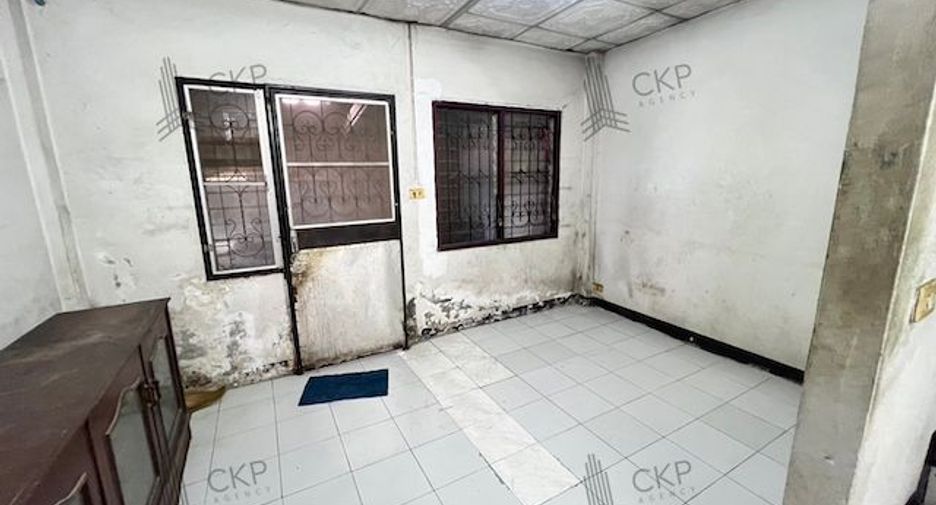 Casa adosada en venta de 4 habitaciones en Krathum Baen, Samut Sakhon