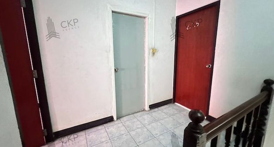 Casa adosada en venta de 4 habitaciones en Krathum Baen, Samut Sakhon