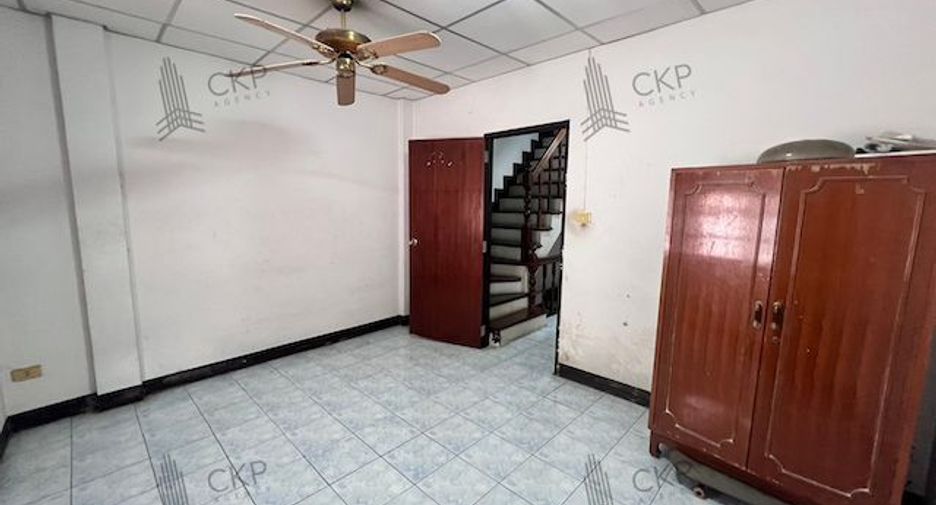 Casa adosada en venta de 4 habitaciones en Krathum Baen, Samut Sakhon