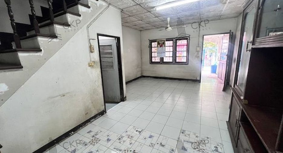 Casa adosada en venta de 4 habitaciones en Krathum Baen, Samut Sakhon