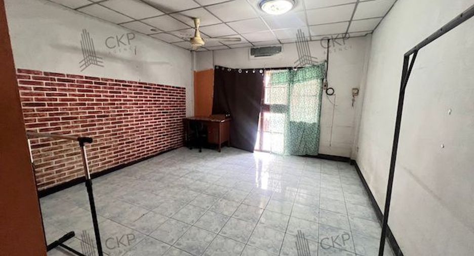 Casa adosada en venta de 4 habitaciones en Krathum Baen, Samut Sakhon