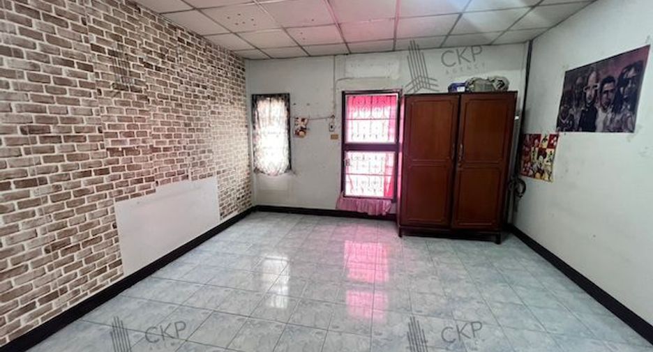 Casa adosada en venta de 4 habitaciones en Krathum Baen, Samut Sakhon