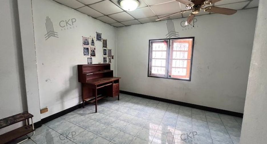 Casa adosada en venta de 4 habitaciones en Krathum Baen, Samut Sakhon