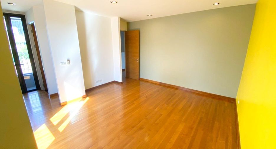 For rent 4 bedrooms house in Khlong Toei, Bangkok