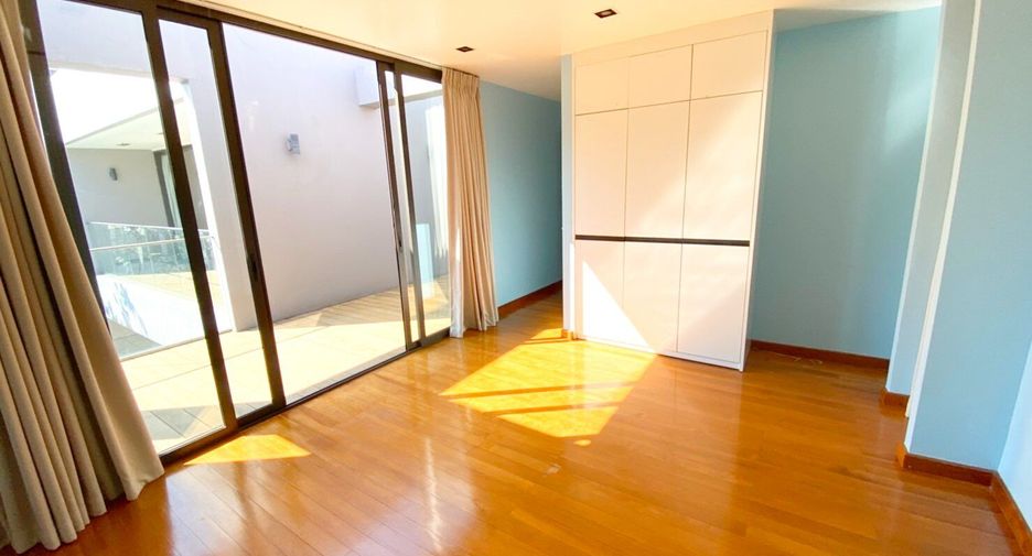 For rent 4 bedrooms house in Khlong Toei, Bangkok