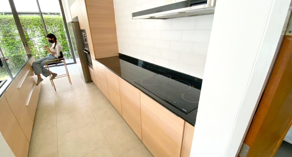 For rent 4 bedrooms house in Khlong Toei, Bangkok