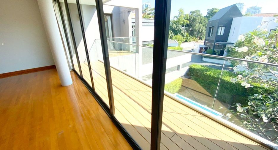For rent 4 bedrooms house in Khlong Toei, Bangkok