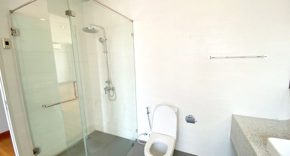 For rent 4 bedrooms house in Khlong Toei, Bangkok
