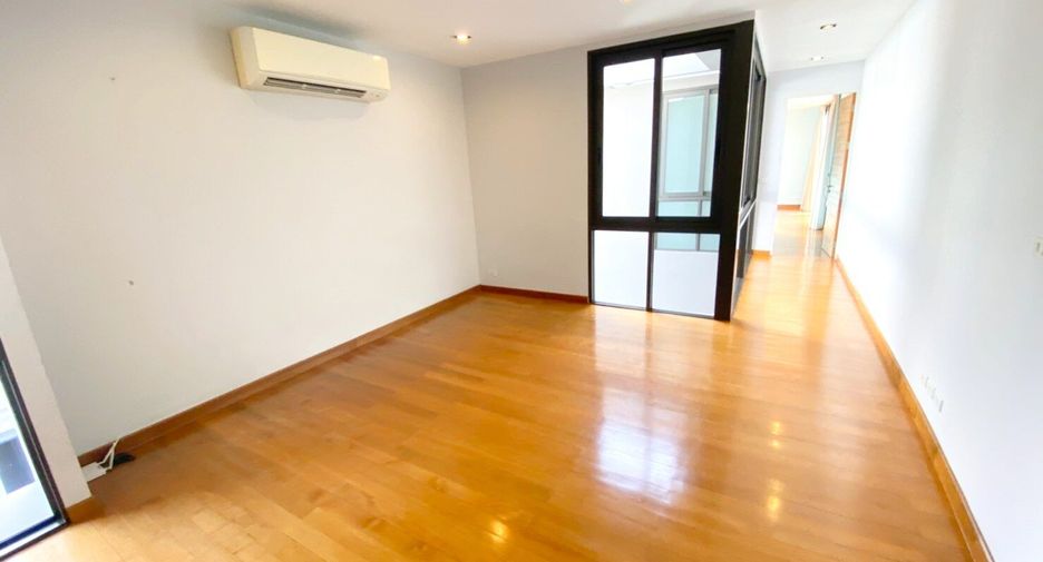For rent 4 bedrooms house in Khlong Toei, Bangkok