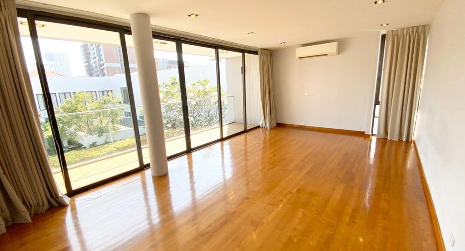 For rent 4 bedrooms house in Khlong Toei, Bangkok