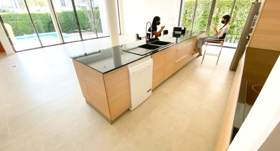 For rent 4 bedrooms house in Khlong Toei, Bangkok