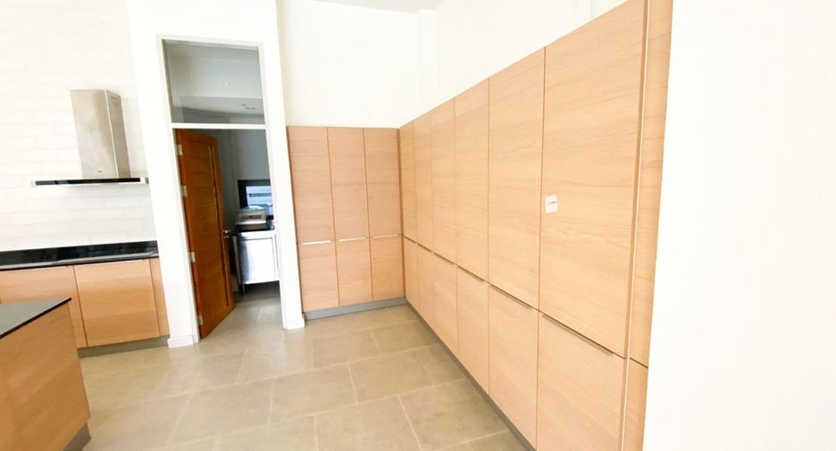 For rent 4 bedrooms house in Khlong Toei, Bangkok