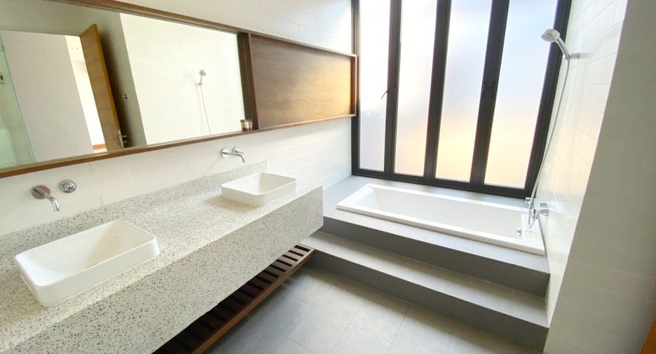 For rent 4 bedrooms house in Khlong Toei, Bangkok