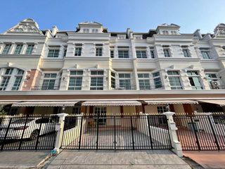 Casa adosada en alquiler de 3 habitaciones en Bang Na, Bangkok