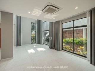 For sale 4 Beds house in Phra Khanong, Bangkok