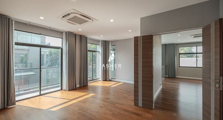For sale 4 bedrooms house in Phra Khanong, Bangkok