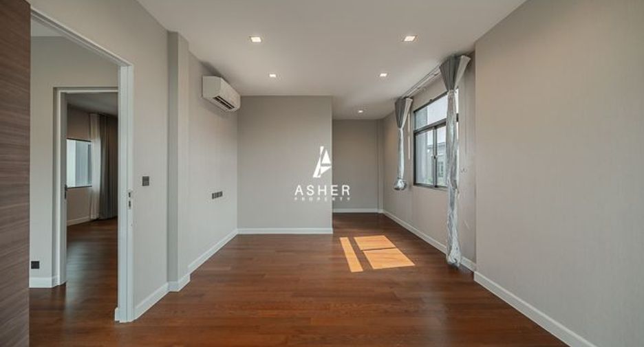 For sale 4 bedrooms house in Phra Khanong, Bangkok