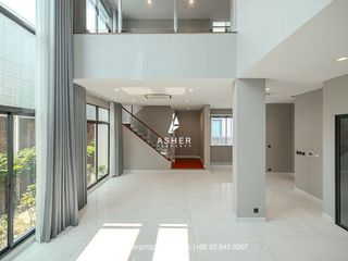 For sale 4 Beds house in Phra Khanong, Bangkok