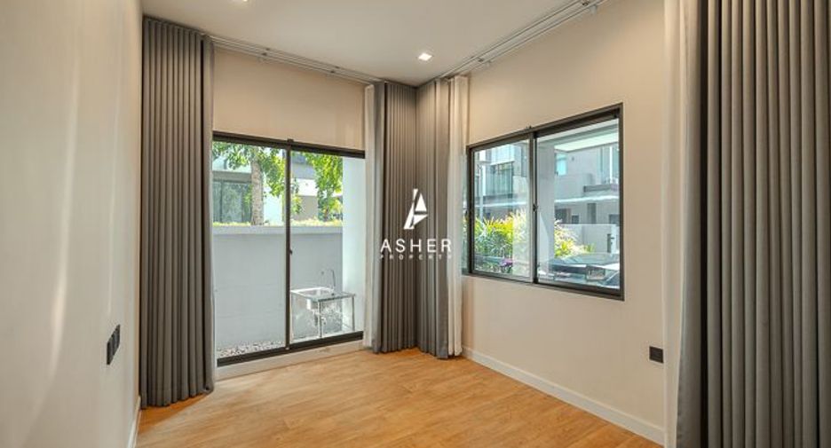 For sale 4 bedrooms house in Phra Khanong, Bangkok