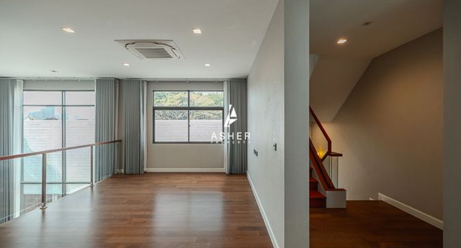 For sale 4 bedrooms house in Phra Khanong, Bangkok