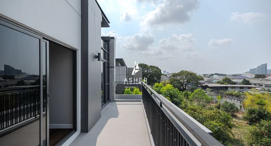 For sale 4 bedrooms house in Phra Khanong, Bangkok