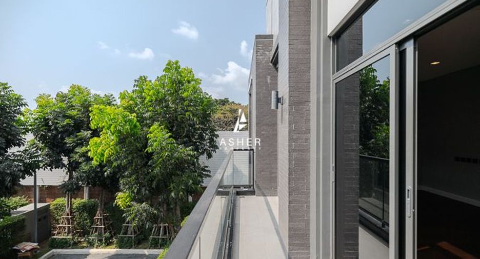 For sale 4 bedrooms house in Phra Khanong, Bangkok