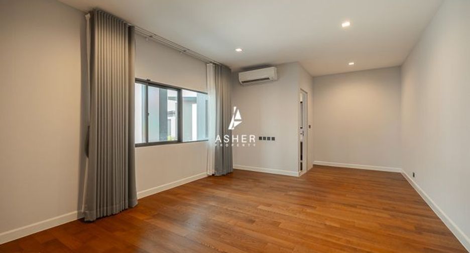 For sale 4 bedrooms house in Phra Khanong, Bangkok