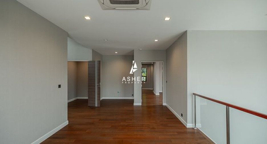 For sale 4 bedrooms house in Phra Khanong, Bangkok