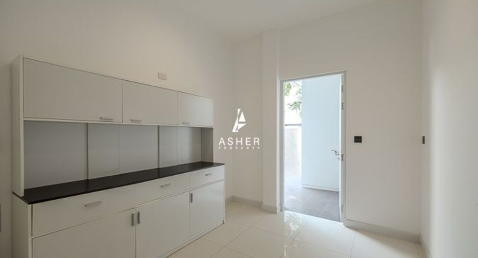 For sale 4 bedrooms house in Phra Khanong, Bangkok