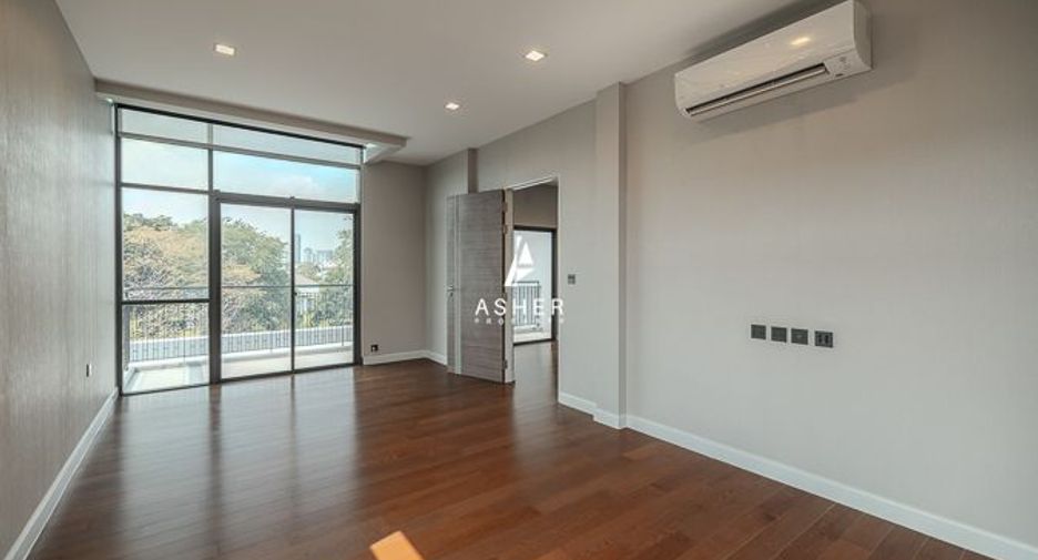 For sale 4 bedrooms house in Phra Khanong, Bangkok