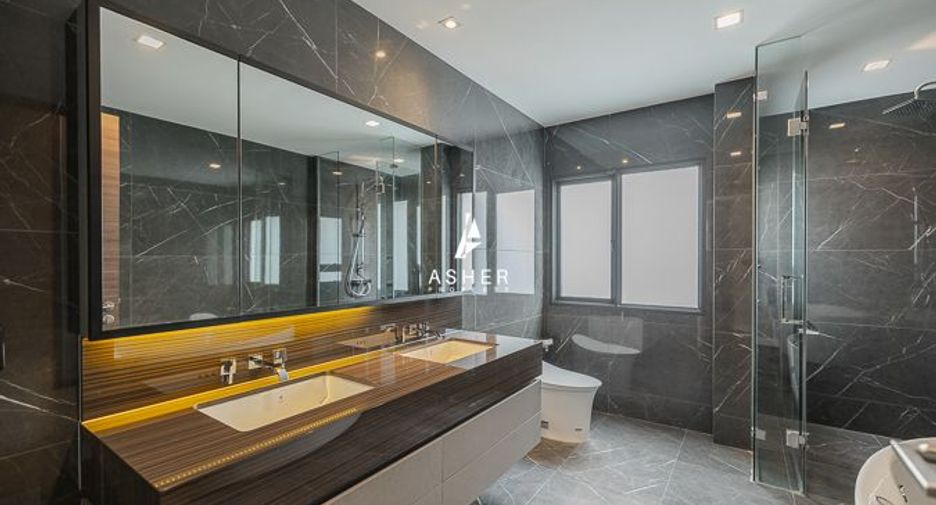 For sale 4 bedrooms house in Phra Khanong, Bangkok