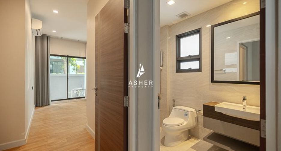 For sale 4 bedrooms house in Phra Khanong, Bangkok