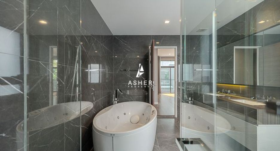 For sale 4 bedrooms house in Phra Khanong, Bangkok