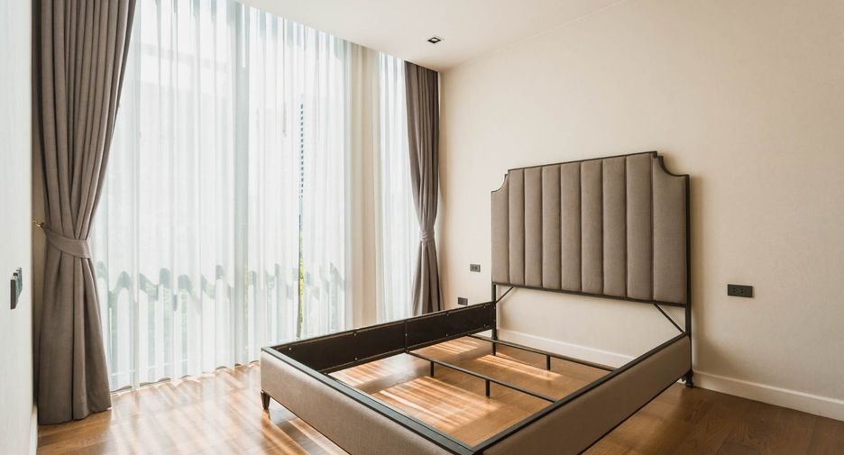 For rent 4 bedrooms house in Watthana, Bangkok
