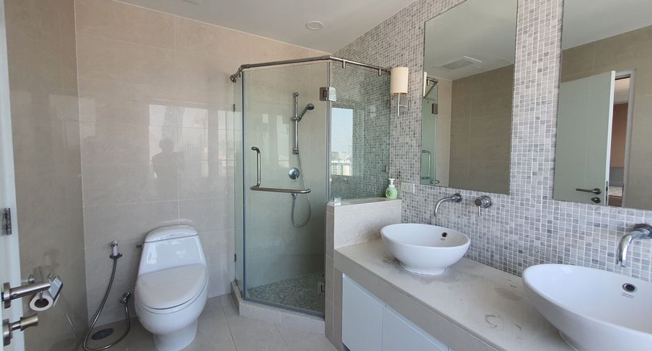 For rent そして for sale 4 ベッドルーム condo in Khlong Toei, Bangkok