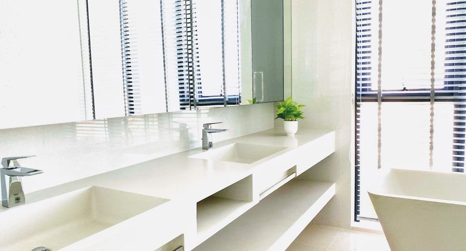 For rent 2 bedrooms condo in Khlong Toei, Bangkok