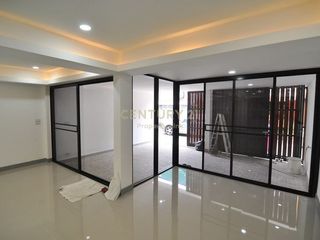 For sale 3 bedrooms townhouse in Huai Khwang, Bangkok