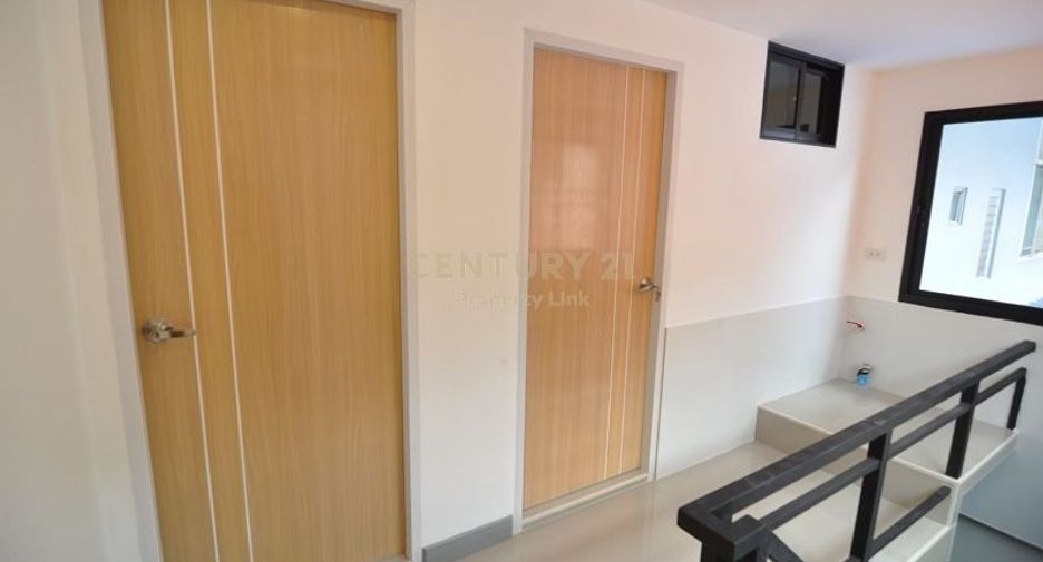 For sale 3 bedrooms townhouse in Huai Khwang, Bangkok