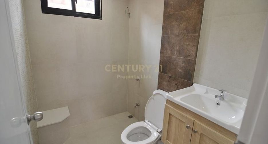 For sale 3 bedrooms townhouse in Huai Khwang, Bangkok