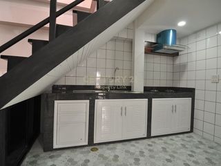 For sale 3 bedrooms townhouse in Huai Khwang, Bangkok