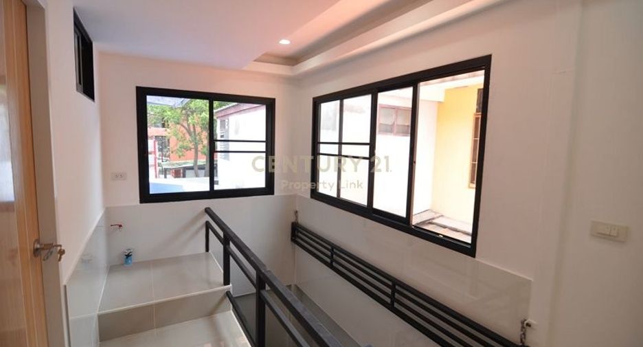 For sale 3 bedrooms townhouse in Huai Khwang, Bangkok