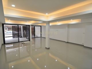 For sale 3 bedrooms townhouse in Huai Khwang, Bangkok