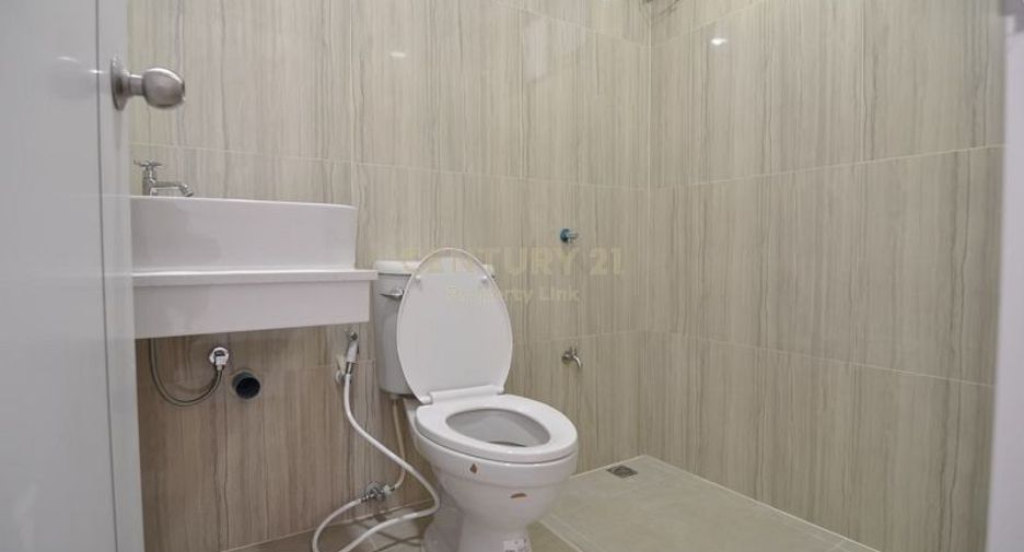 For sale 3 bedrooms townhouse in Huai Khwang, Bangkok