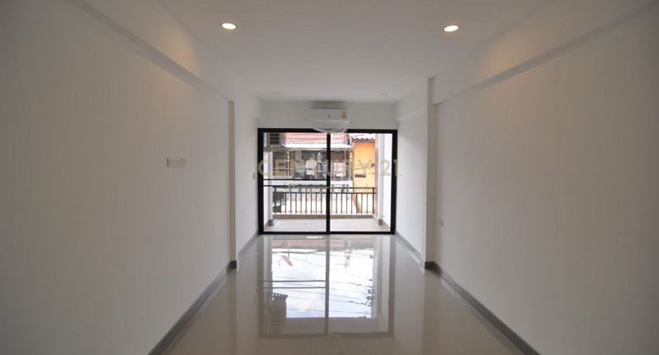 For sale 3 bedrooms townhouse in Huai Khwang, Bangkok
