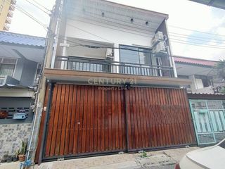 For sale 3 bedrooms townhouse in Huai Khwang, Bangkok