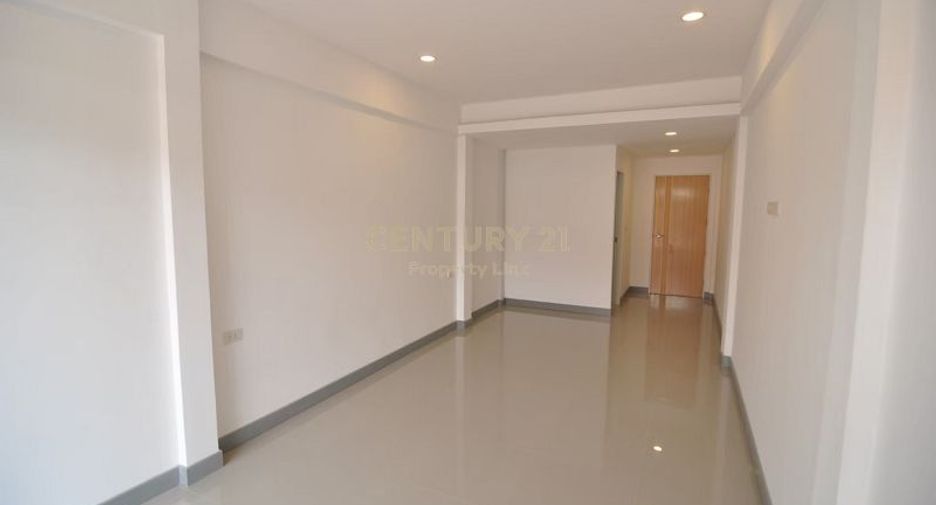 For sale 3 bedrooms townhouse in Huai Khwang, Bangkok