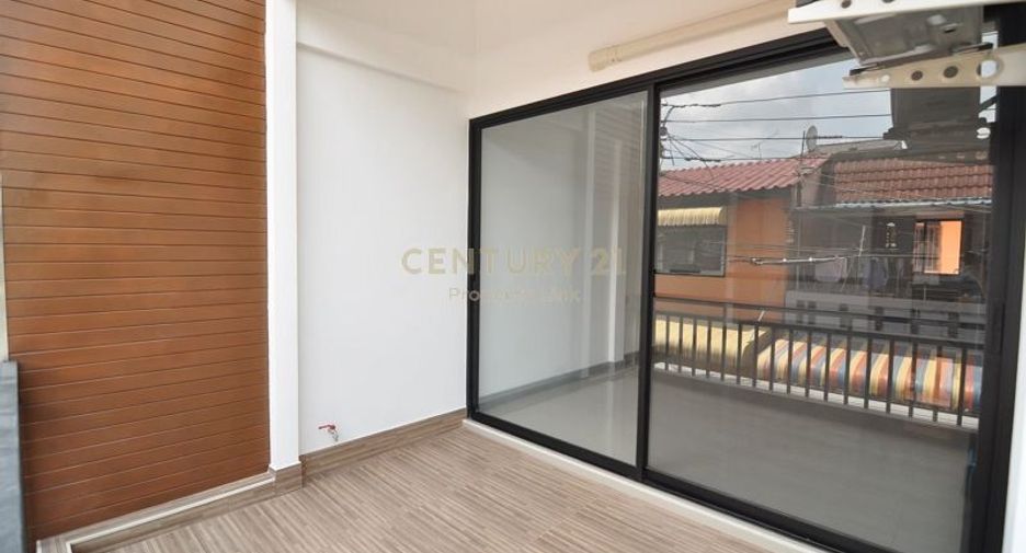 For sale 3 bedrooms townhouse in Huai Khwang, Bangkok