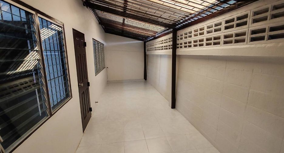 For sale 4 Beds townhouse in Lat Phrao, Bangkok
