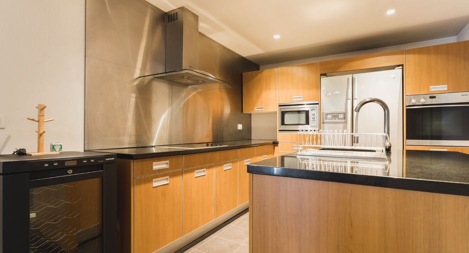 For rent 2 bedrooms condo in Khlong Toei, Bangkok