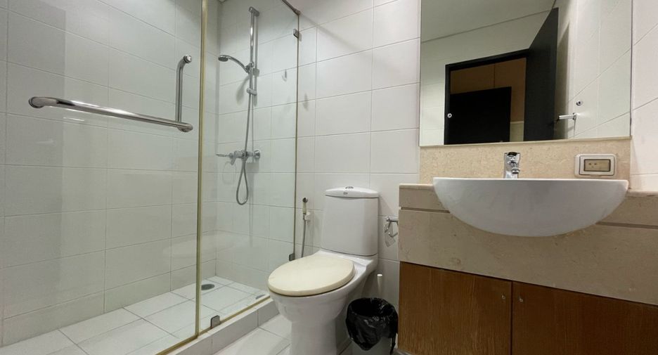 For sale 3 bedrooms condo in Khlong Toei, Bangkok